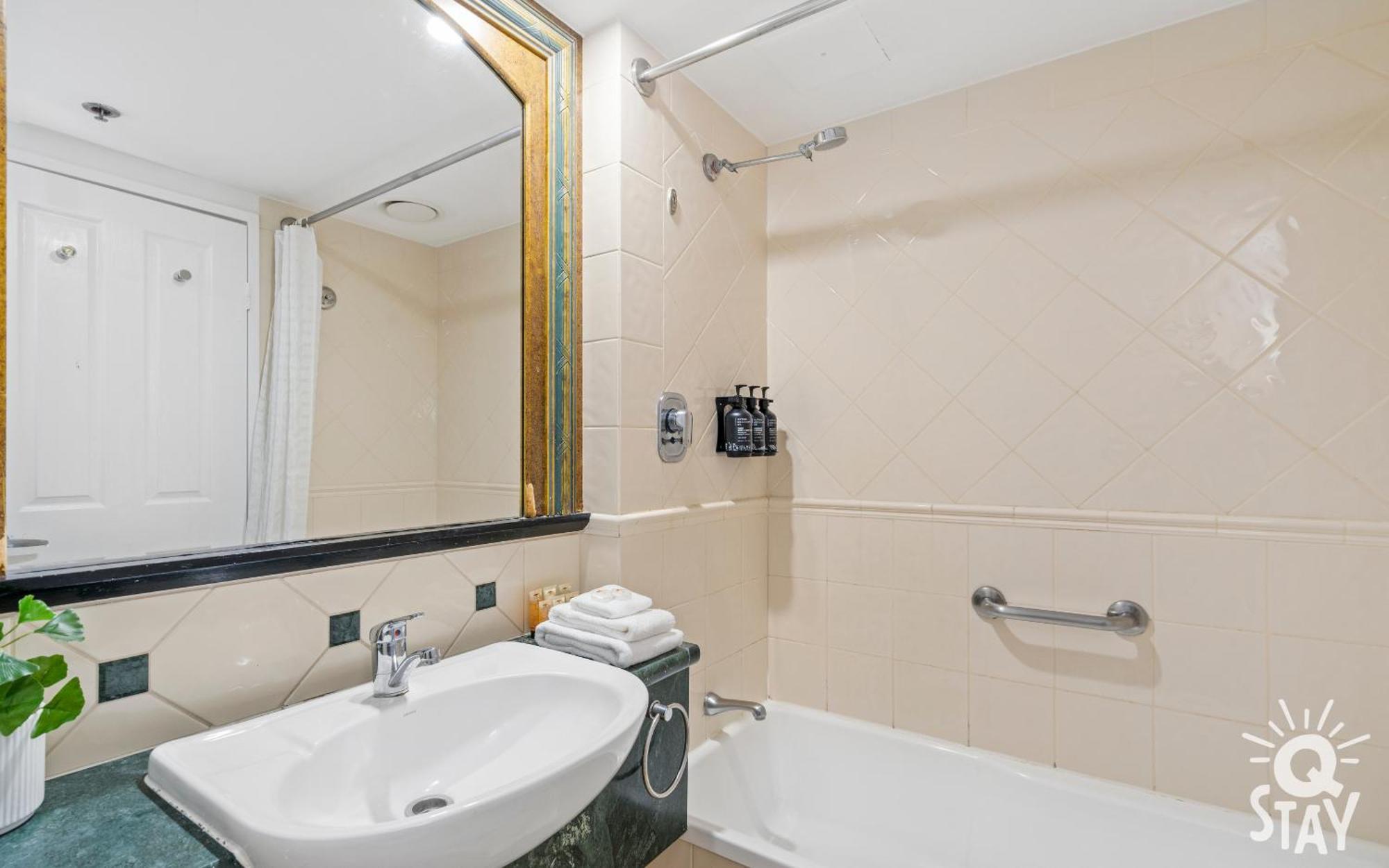 Legends Apartments - Qstay Gold Coast Luaran gambar