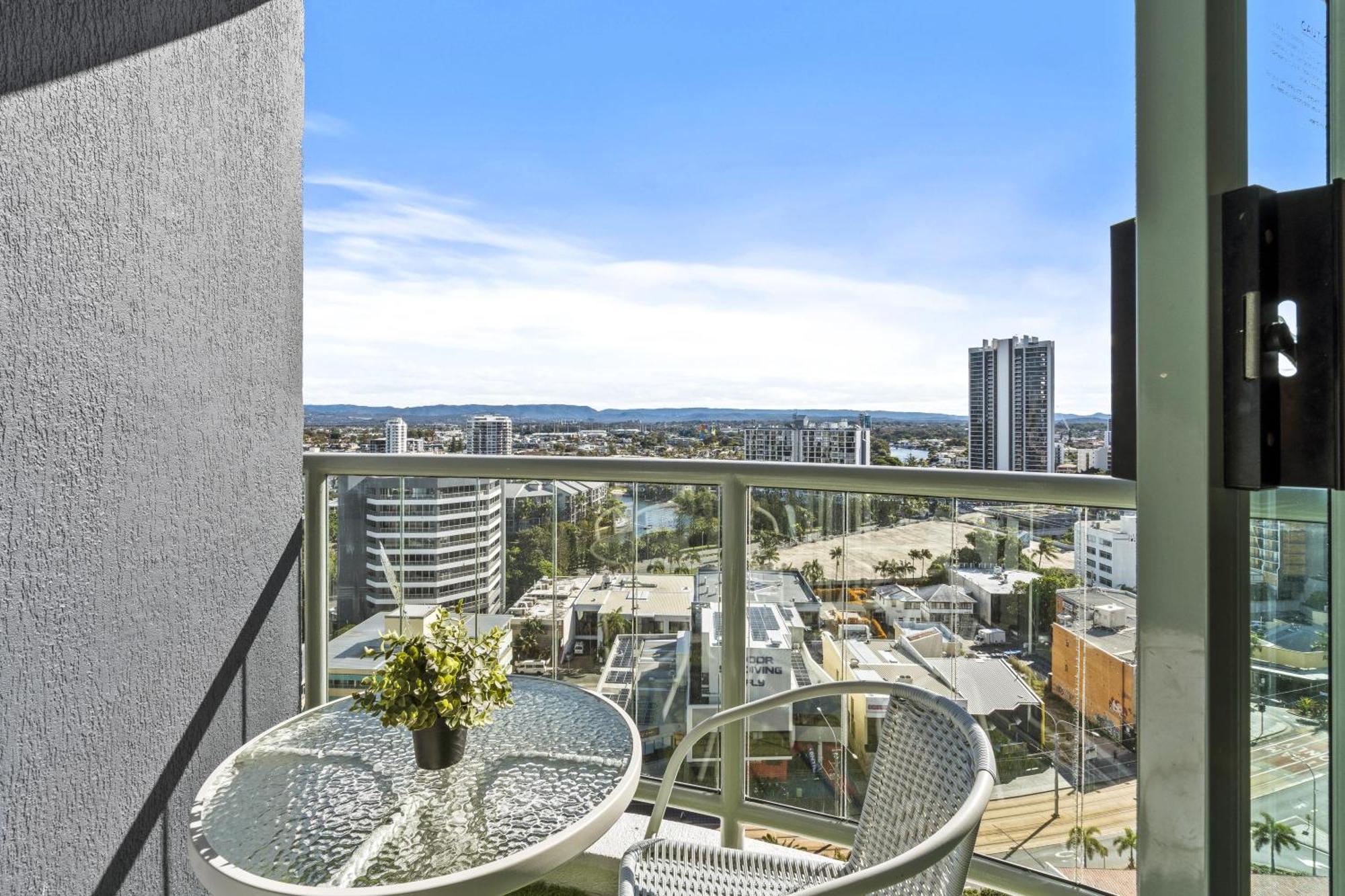 Legends Apartments - Qstay Gold Coast Luaran gambar